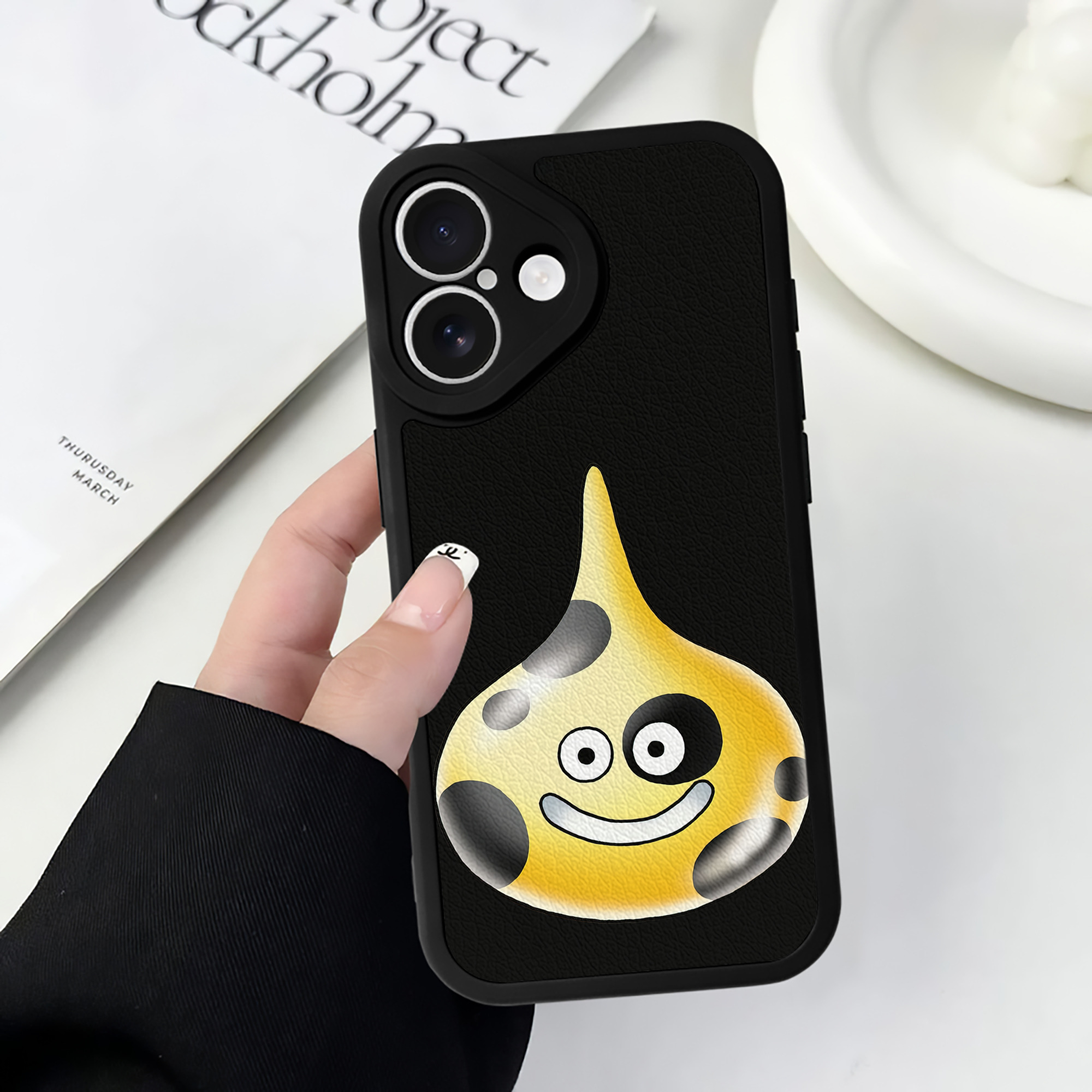 （画像用） ドラゴンクエスト Doragon Kuesuto Dragon Quest 【iPhone 16シリーズ対応】シリコンスマホケース（レザー調） 材質：シリコン